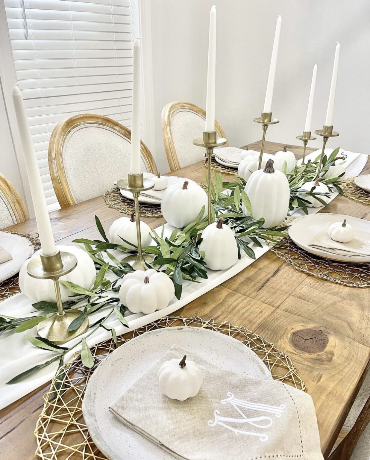 25 Gorgeous Fall Table Centerpiece Ideas for a Cozy Dinner Party